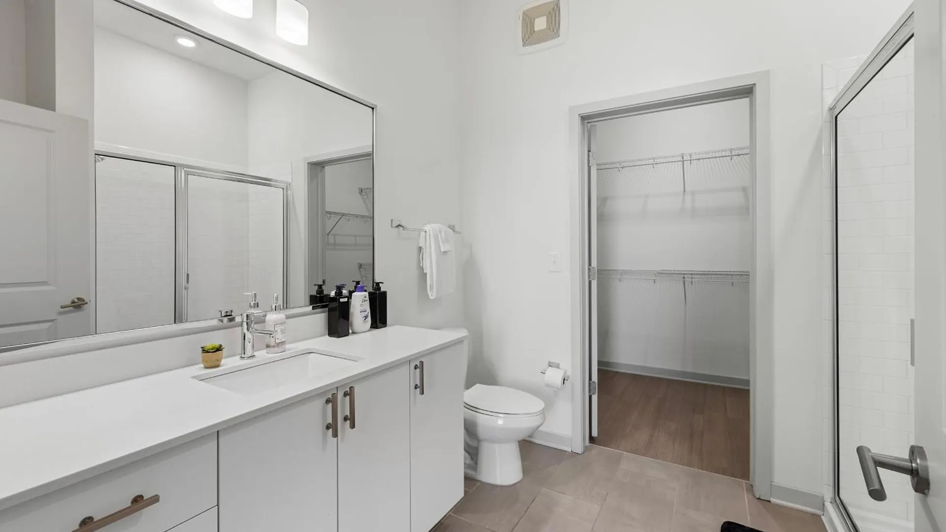 Modern Nulu 2Br Cozysuites 02 ルイスビル 米国